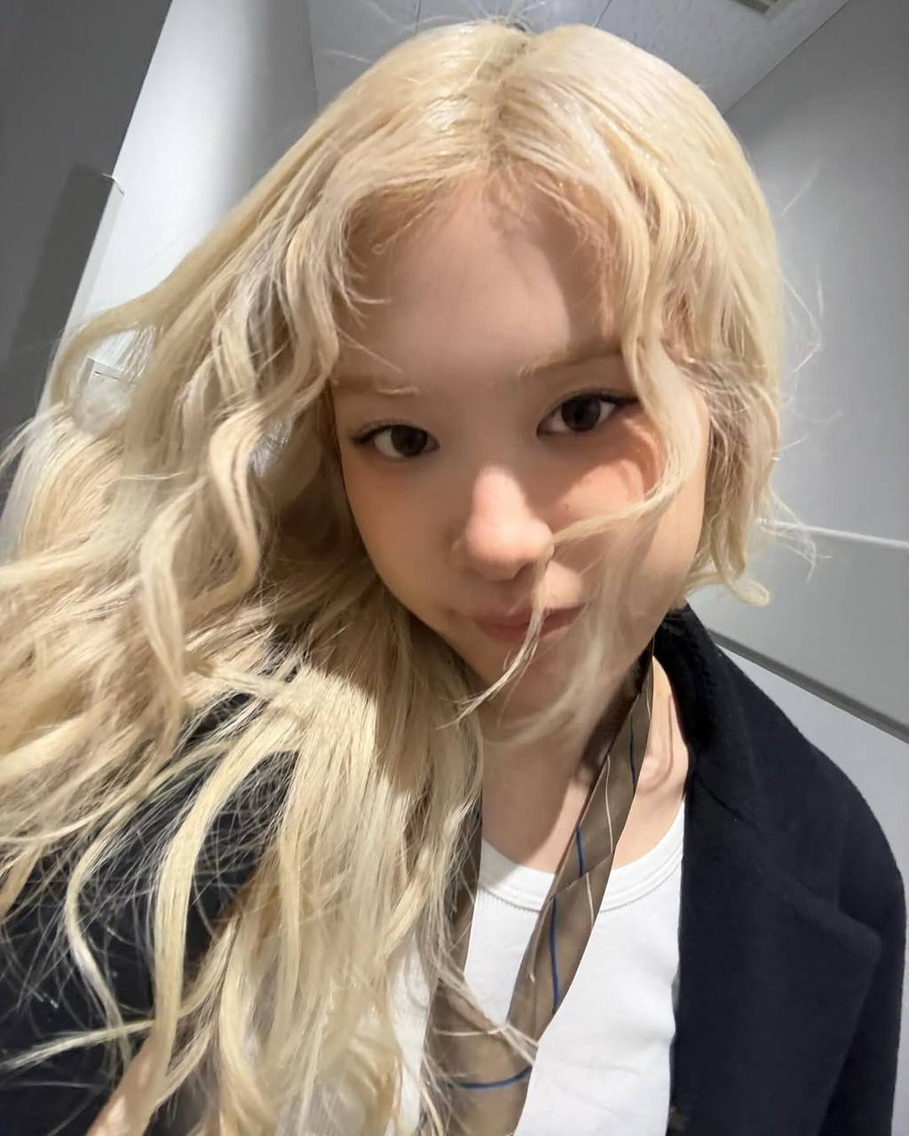 Mái tóc xơ xác trước đó của Rosé (Ảnh: Instagram)