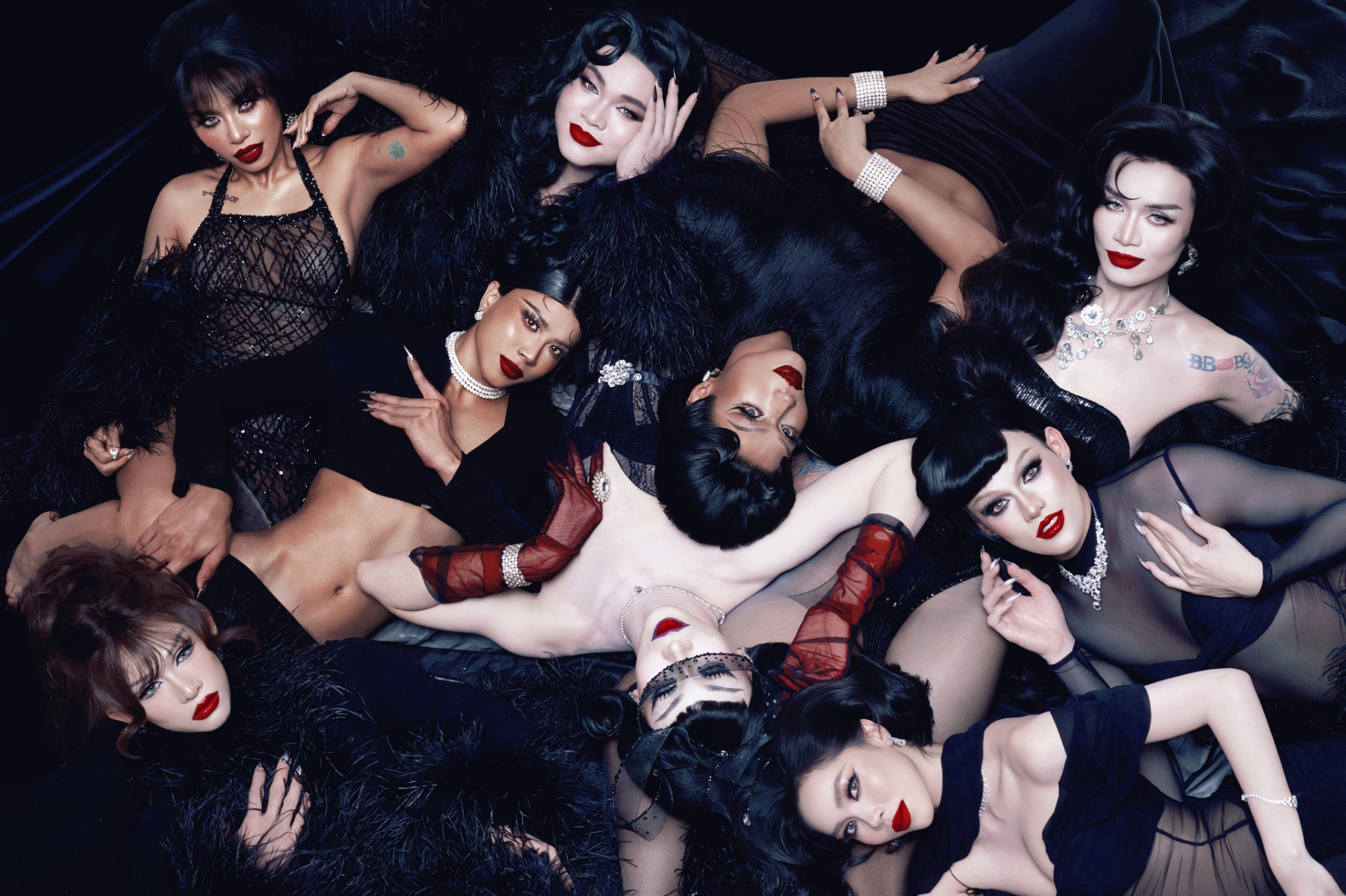 Đảo Hoa Hậu và trang phục từ NTK Lê Thanh Hoà.