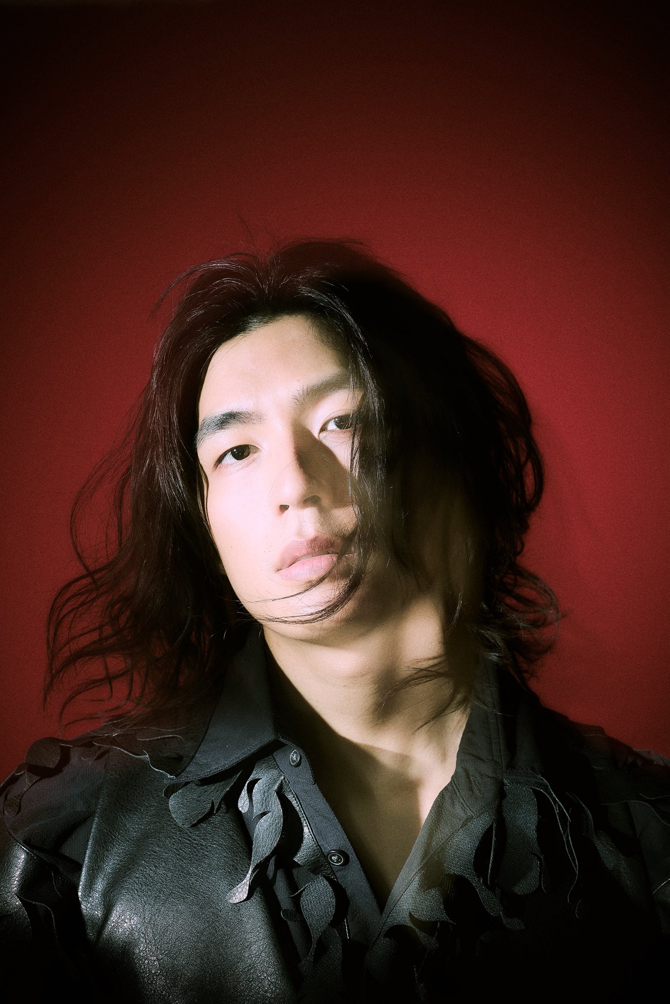 Khi lên đồ hẳn hoi thì dù với mái tóc dài nhưng visual của nam diễn viên vẫn ổn áp