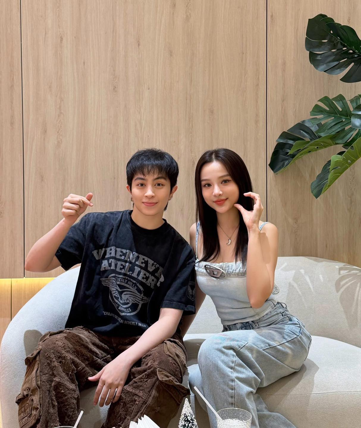 Khung hình chung của Huyền Baby và Gil Lê gây chú ý vì vẻ ngoài trẻ trung đến khó tin (Ảnh FBNV).