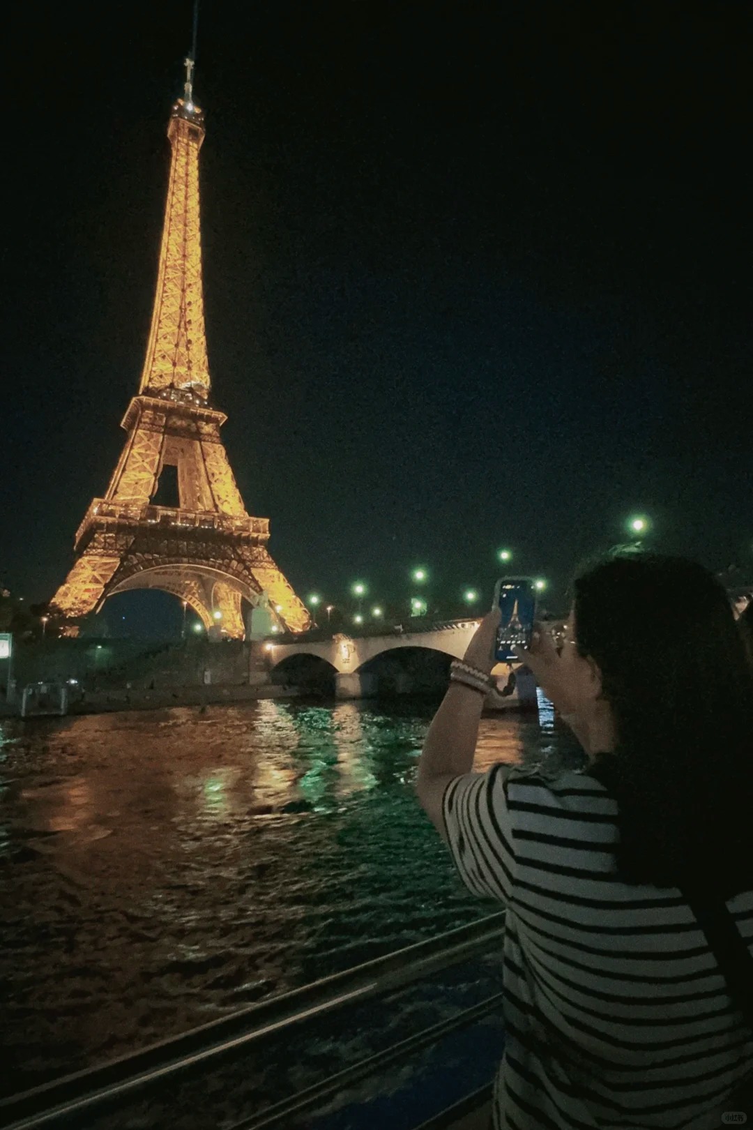 Cô giúp việc gửi ảnh chụp ở tháp Eiffel ở Paris, Pháp.