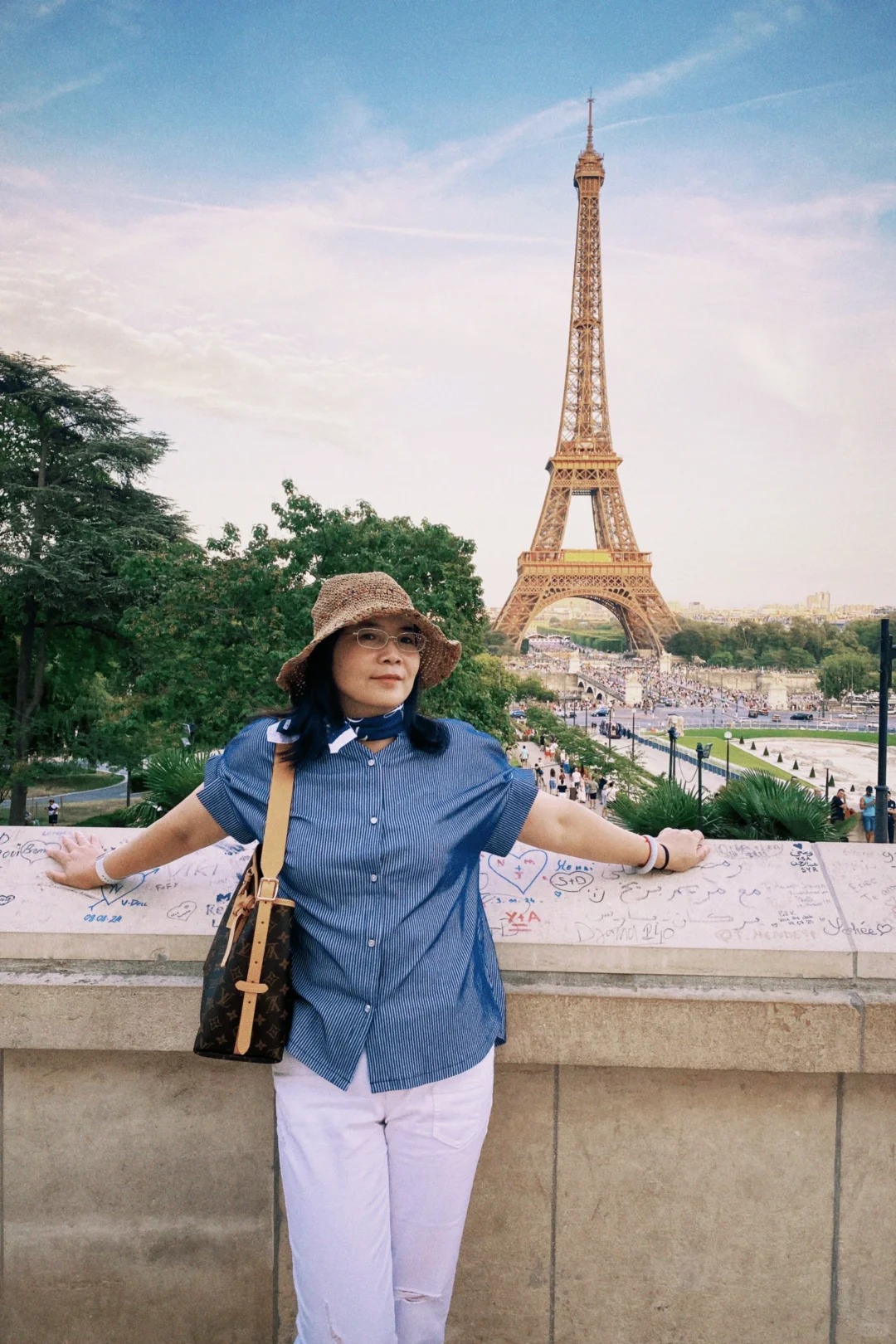 Cô giúp việc hào hứng kể về chuyến đi với chủ nhà, check-in sang chảnh cỡ này. Ảnh: Xiaohongshu.