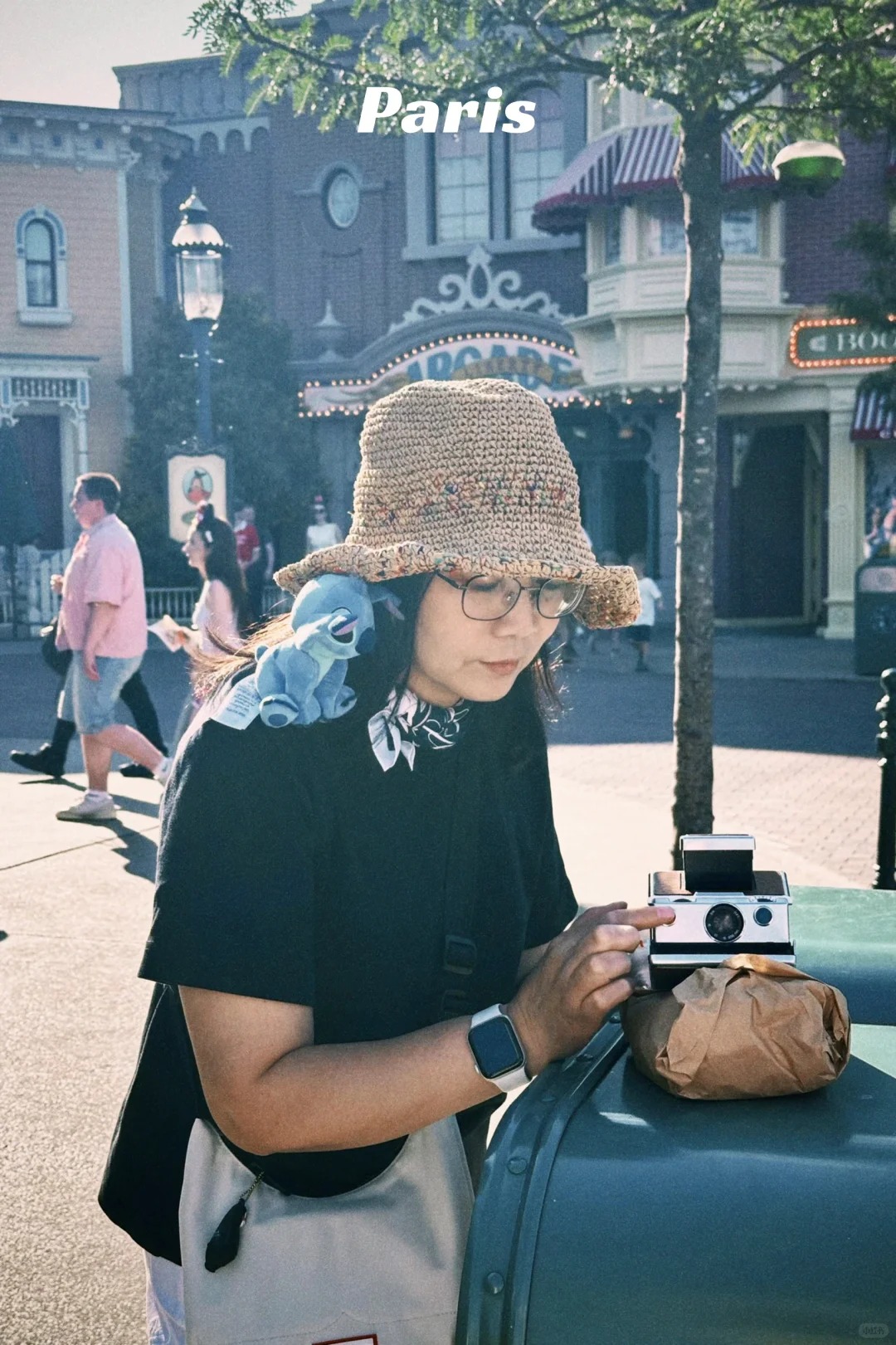 Giúp việc sau Tết đi du lịch Pháp, chụp ảnh gửi về cho chủ nhà đang tự cọ toilet