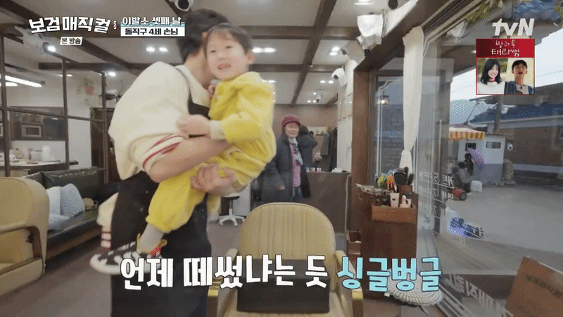 ... và tươi cười ngồi vào ghế cắt tóc. Ảnh: X