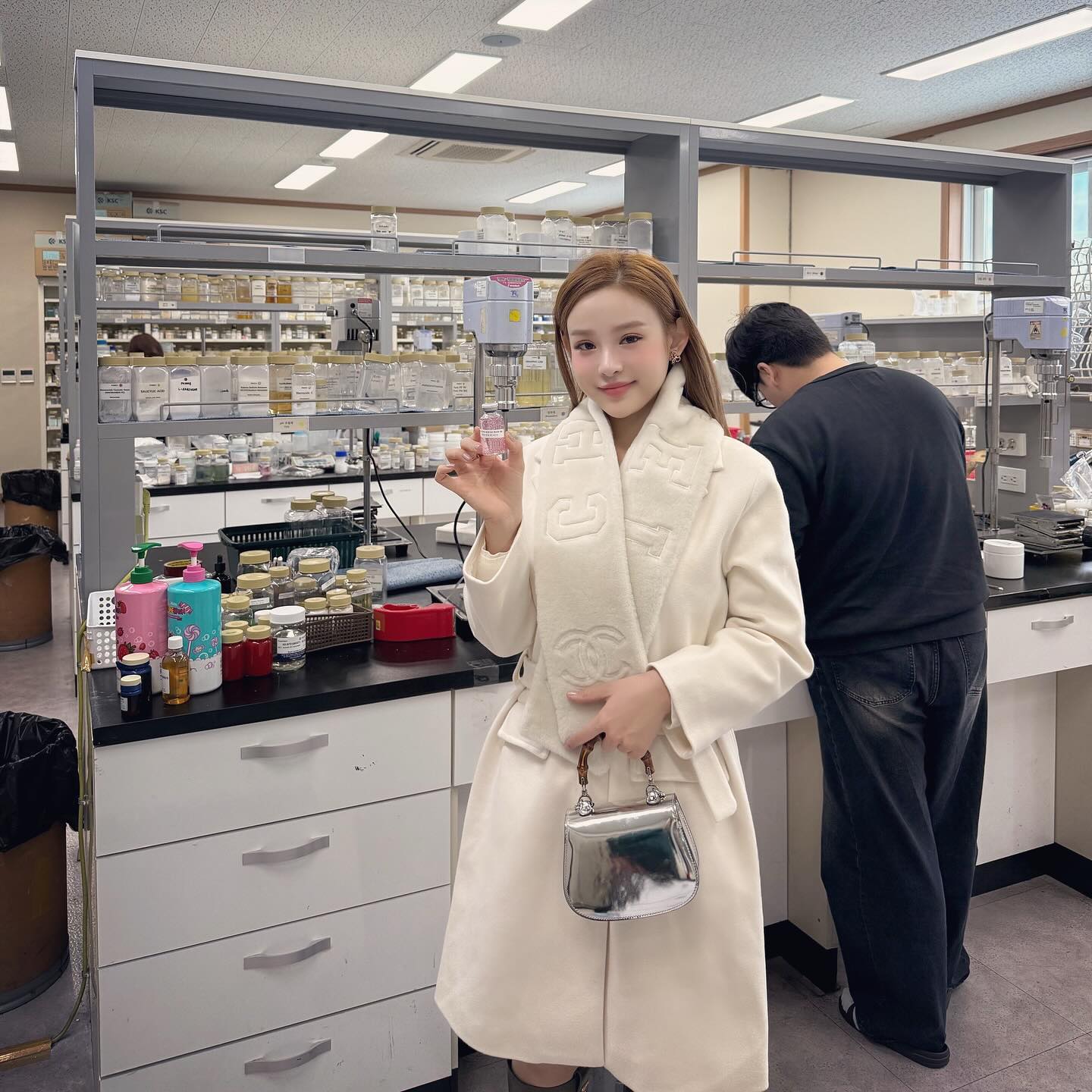 Làn da căng bóng, mịn màng như “đóng băng thời gian”, bảo sao luôn bị nhầm là chị của con.(Ảnh IGNV).