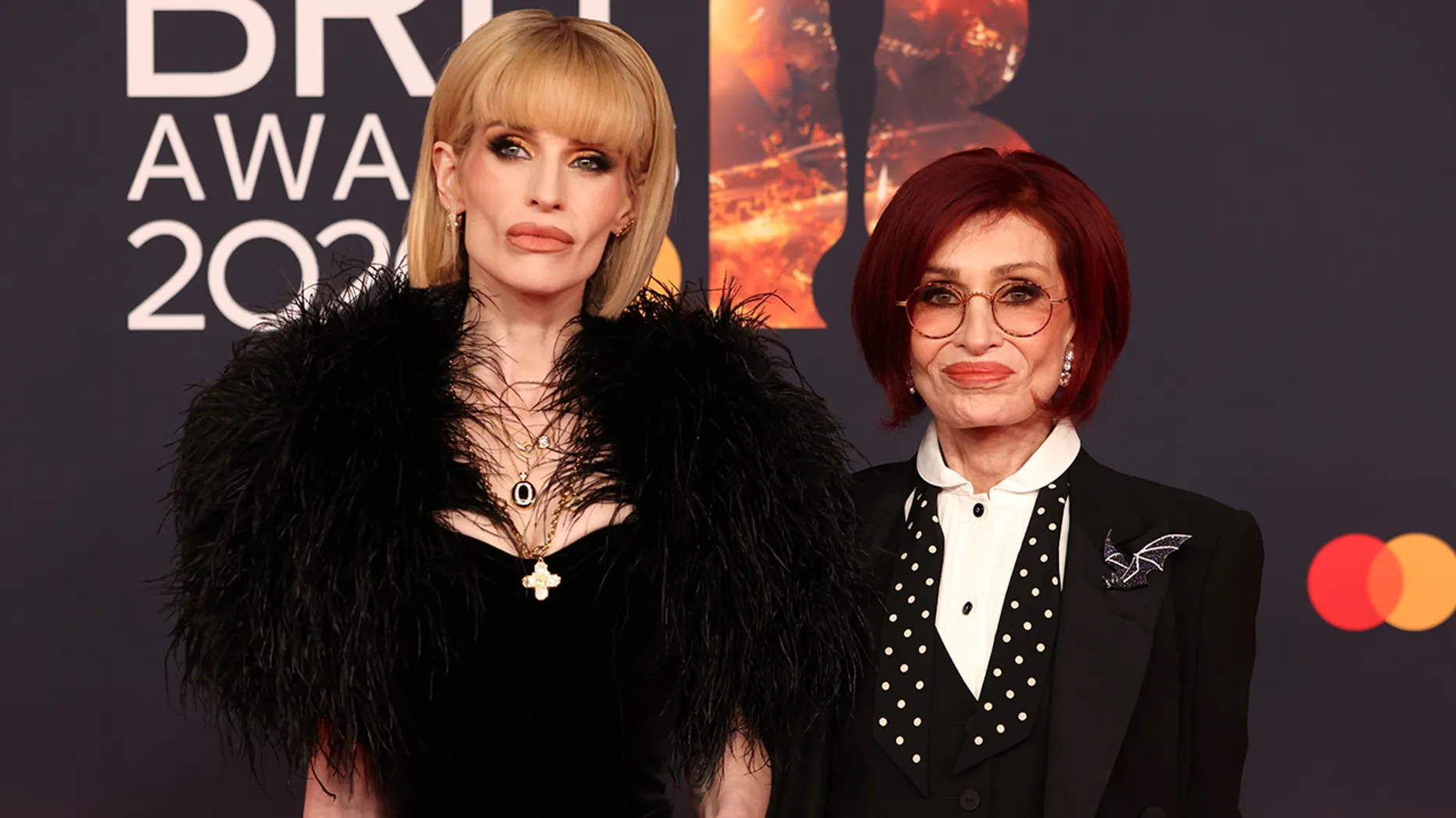 2 mẹ con nhà Osbourne gây chú ý với diện mạo khác lạ (Ảnh: Getty)