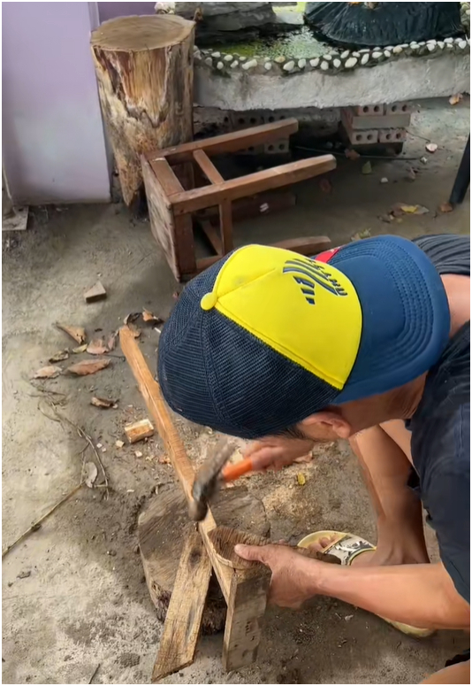 Tiết Cương đam êm các chiếc kệ gỗ, kệ để đồ tự chế.