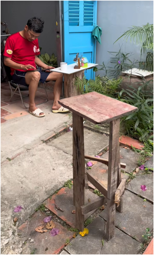 Chiếc kệ cũ mà Tiết Cương đóng.