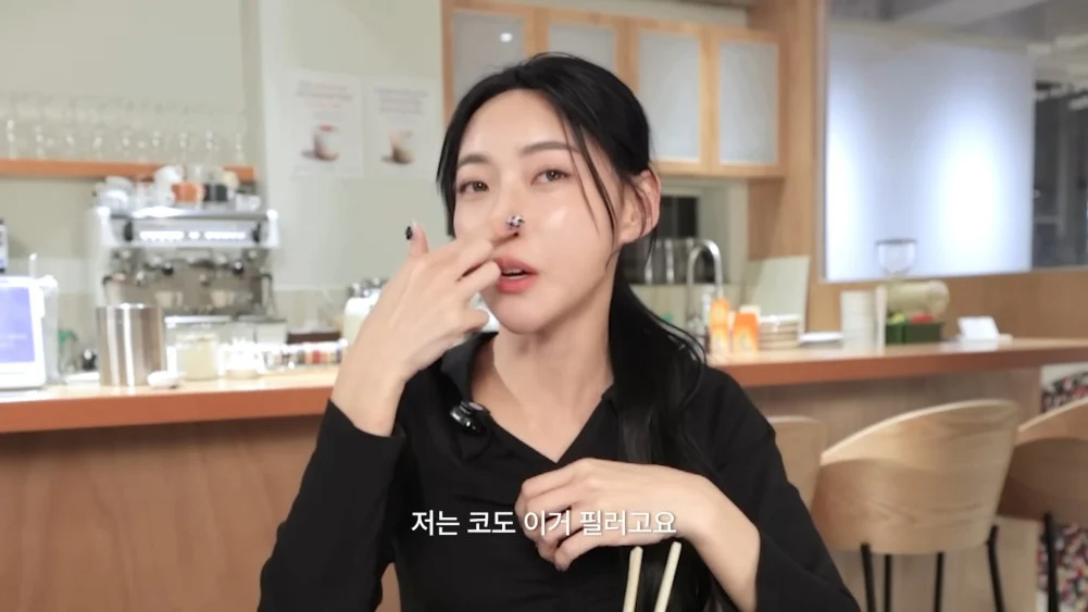 Kim Min Gee phủ nhận thẩm mỹ mà chỉ niềng răng và tiêm filler (Ảnh chụp màn hình).