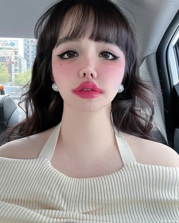 Park Bom gây sốc với nhan sắc phù nề, chảy xệ do phẫu thuật thẩm mỹ quá đà và tác dụng phụ của thuốc (Ảnh: IG)