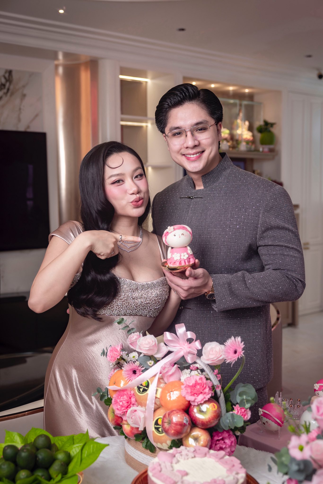 Cặp đôi trong lễ đầy tháng em bé đầu lòng 