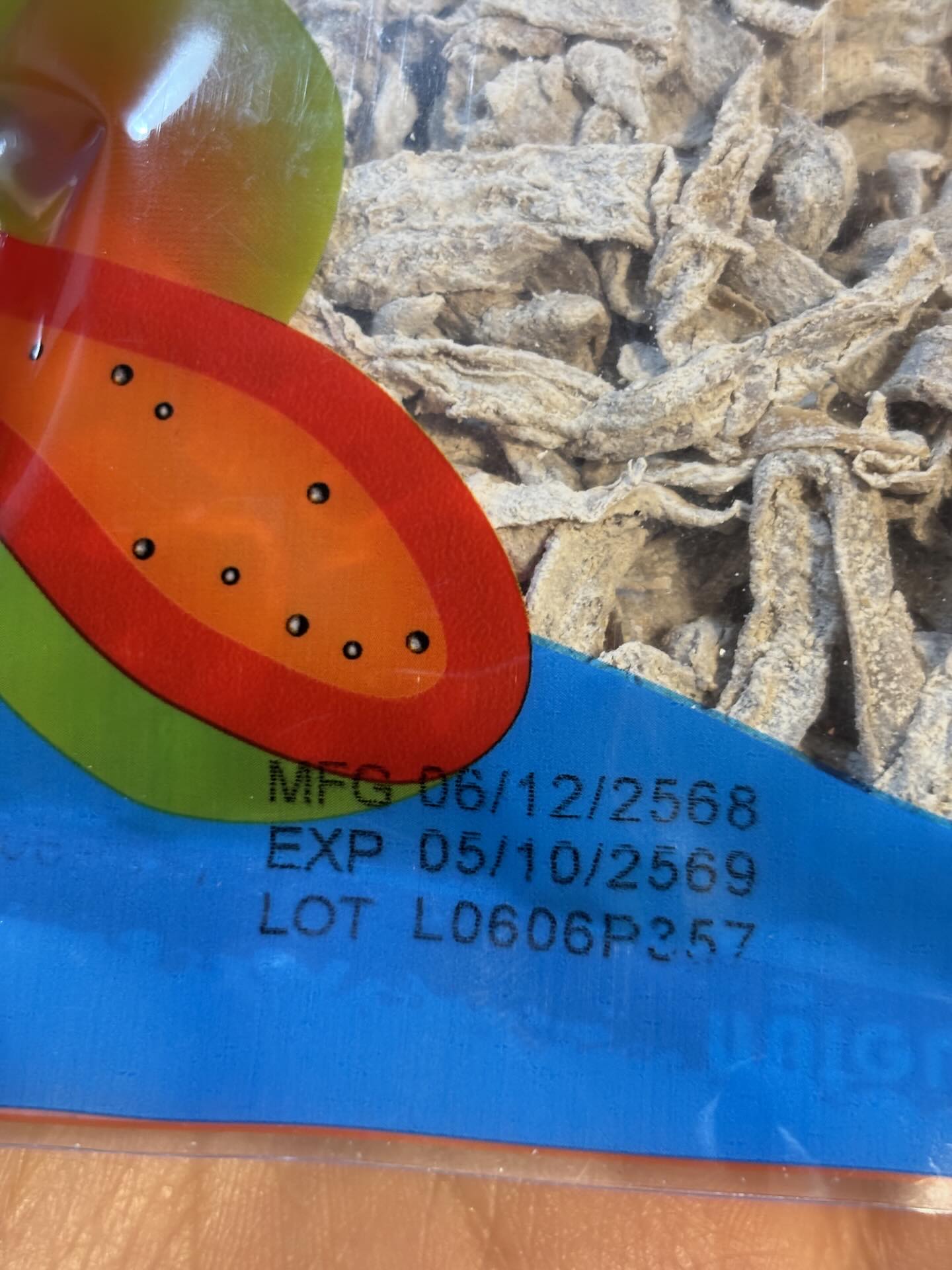 Năm sản xuất và hạn sử dụng trên bao bì khiến chủ bài đăng hoang mang. Ảnh: @na.oclock