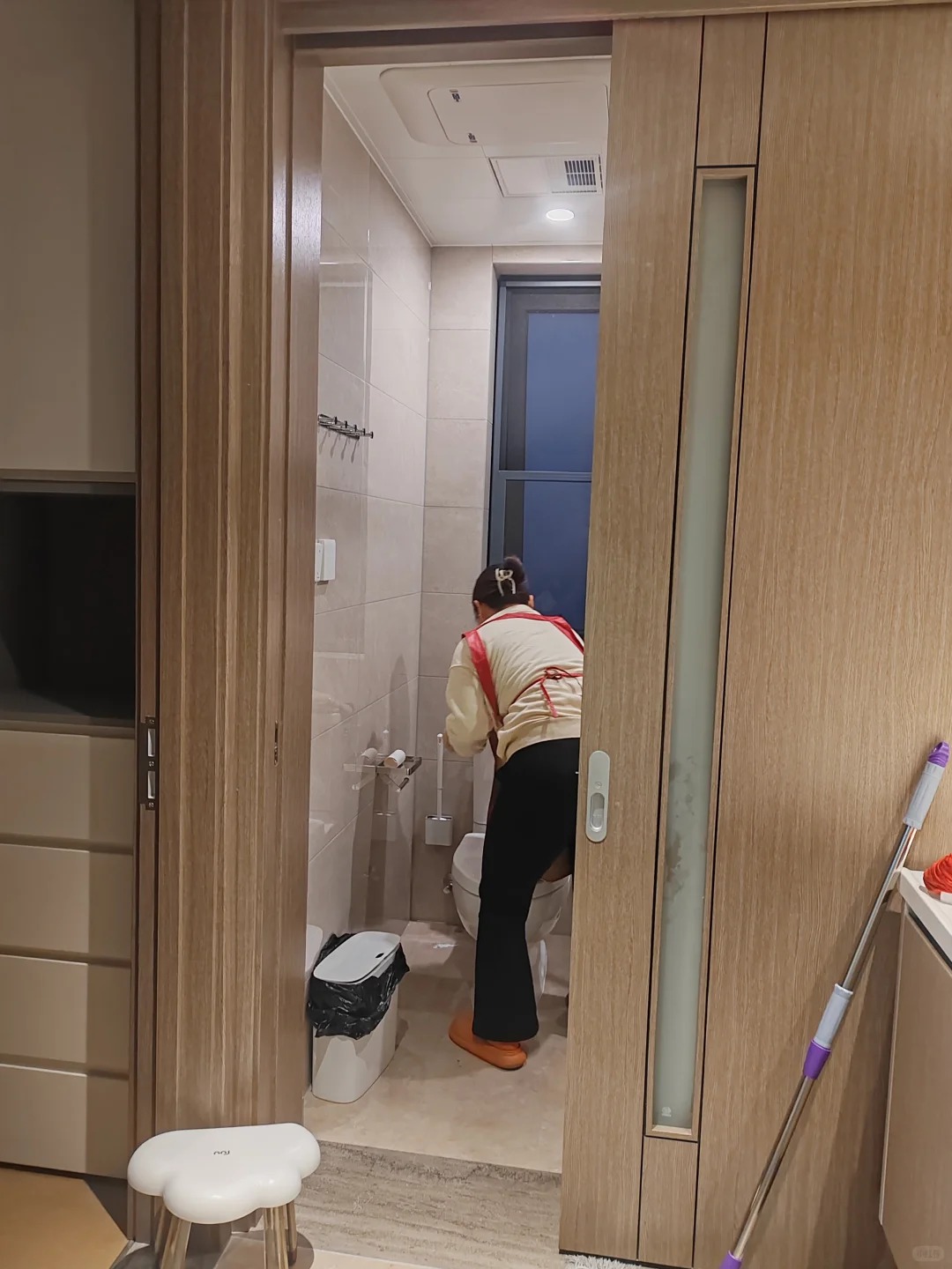 Giúp việc nhà tôi kiếm được 10 triệu mỗi tháng ngoài lương, chỉ nhờ chụp ảnh cái giẻ lau đăng lên mạng