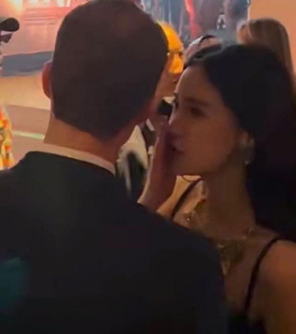 Việc Angelababy tương tác thân mật với 1 người đàn ông bí ẩn trong sự kiện cách đây 3 năm đã làm rộ lên nghi vấn tình ái. Ảnh: Sohu