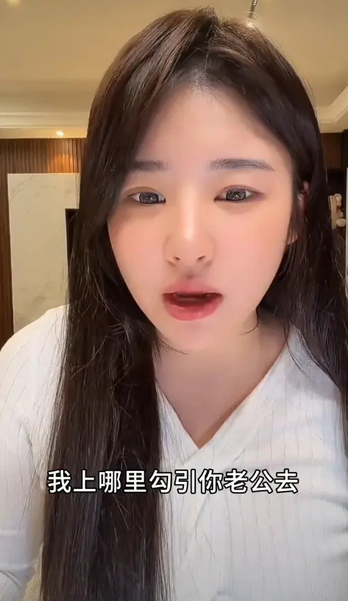 Khi Hoàng Nhất Minh đang livestream giới thiệu sản phẩm, bỗng nhiên có những khán giả nhảy vào mắng nữ ca sĩ là kẻ thứ ba, quyến rũ chồng người khác. Ảnh: Sohu