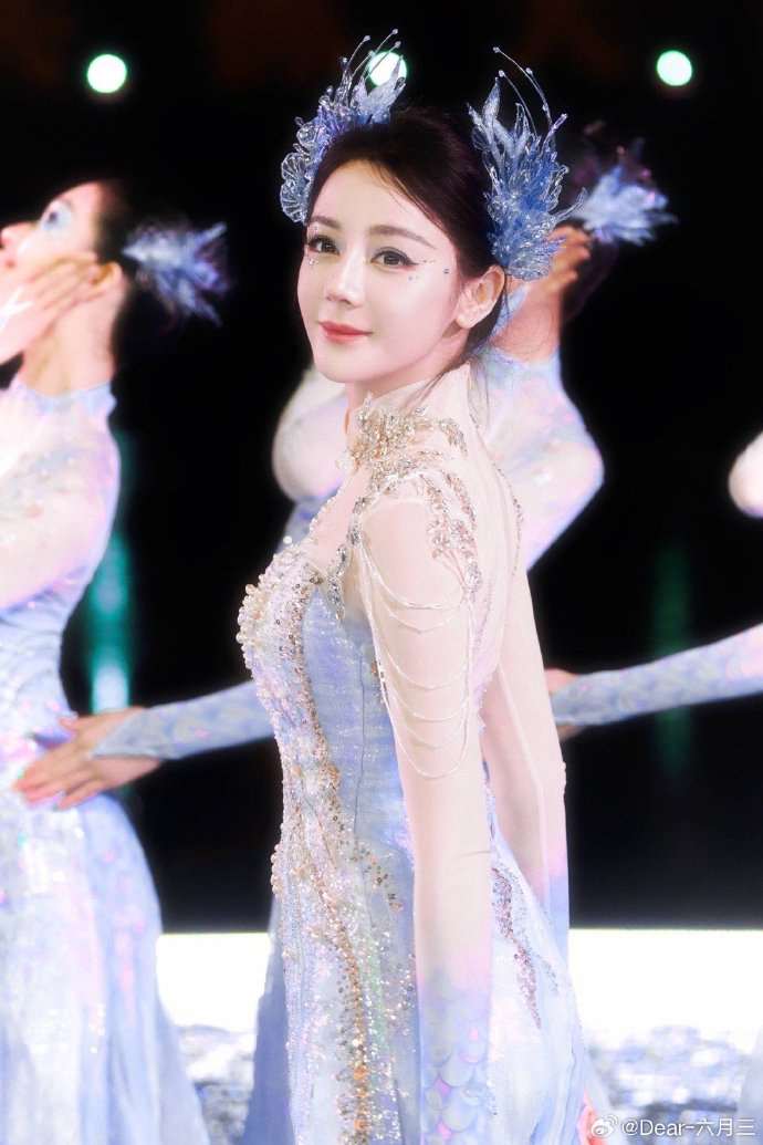 Phía Địch Lệ Nhiệt Ba đã chính thức lên tiếng nhưng chỉ làm cho fan thêm phần hoang mang, lo lắng. Ảnh: 163