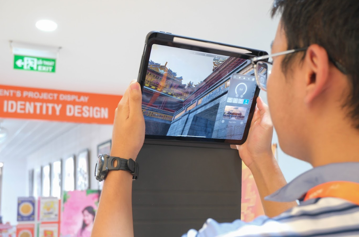 Người dùng trải nghiệm ứng dụng ReHistoria