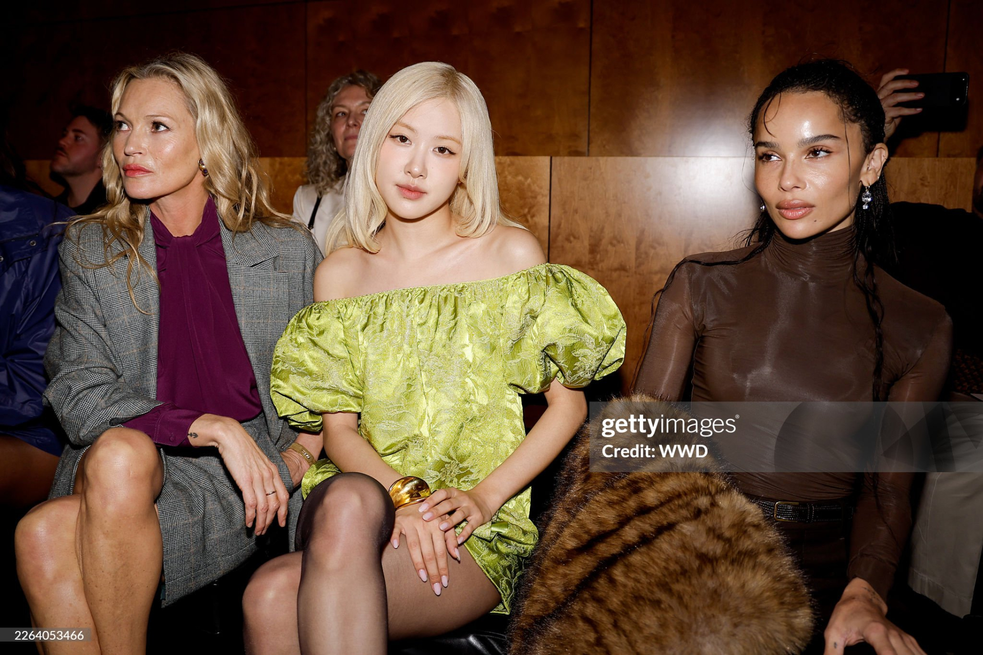 Khung hình chung của Rosé, Kate Moss và Zoë Kravitz tại front row.