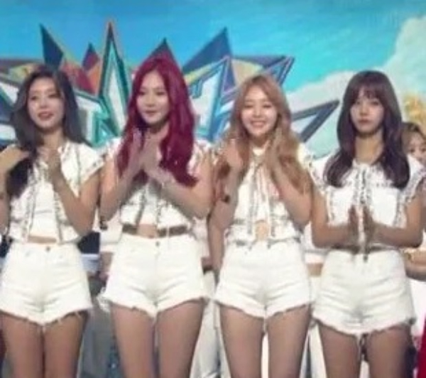 Hyeri (ngoài cùng bên phải) tỏ thái độ bất kính với SNSD trong 1 chương trình âm nhạc. Ảnh: X