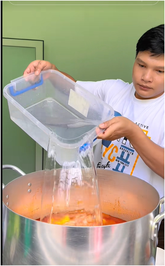 Nấu tôm hùm, vịt quay đãi thợ xây trong 3 tháng, mới dọn vào ở đã nứt trần, mưa dột xối xả: TikToker miền Tây 