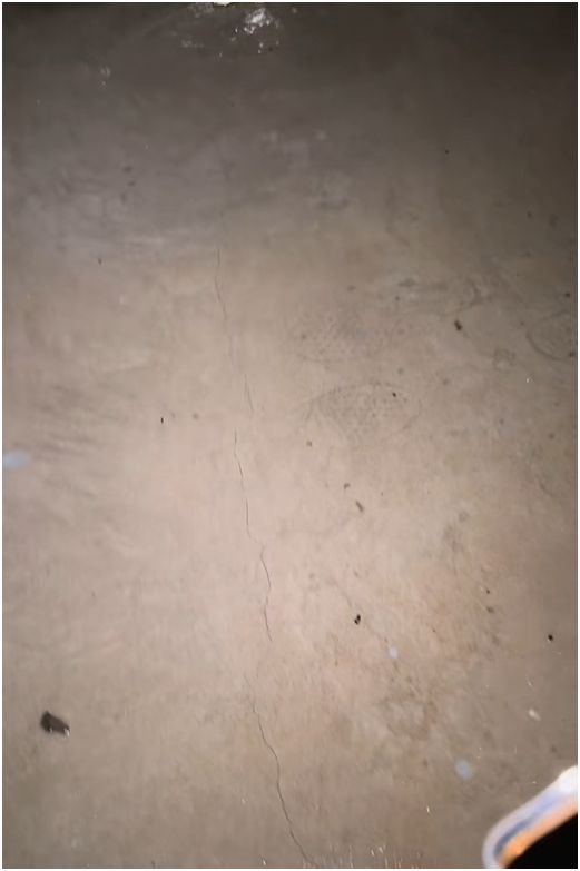 Nấu tôm hùm, vịt quay đãi thợ xây trong 3 tháng, mới dọn vào ở đã nứt trần, mưa dột xối xả: TikToker miền Tây 