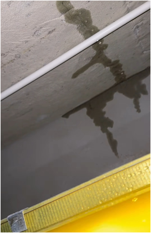 Vết nứt lớn cỡ này. 