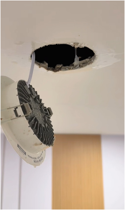 Nước chảy xuống trần thạch cao, xen qua cả khe hở ở bóng điện.