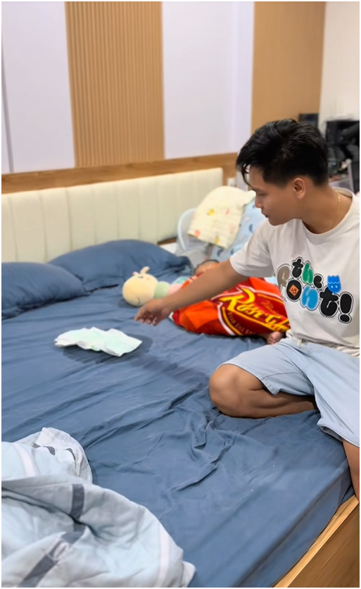 Nhà dột, nước chảy thẳng xuống giường thế này.