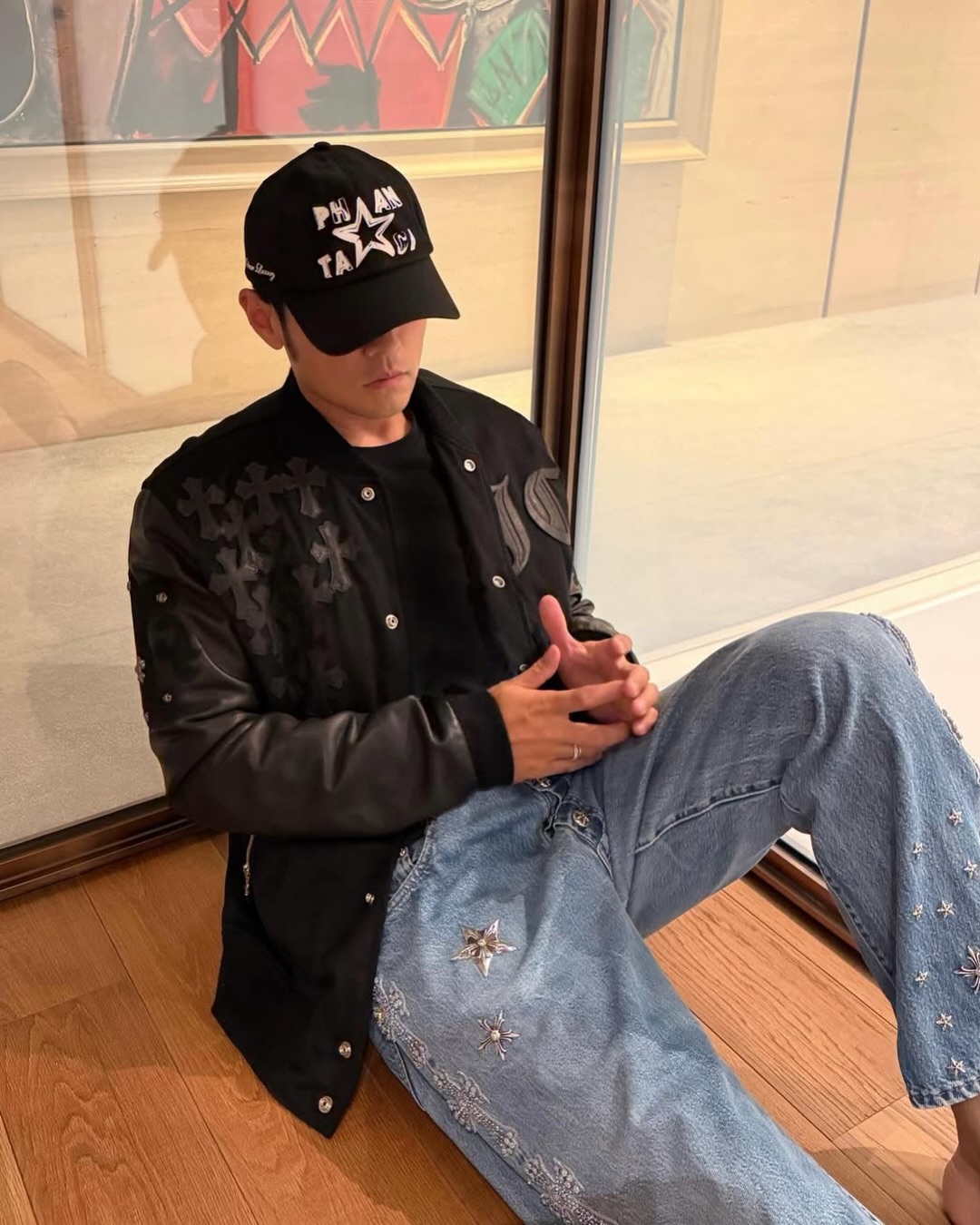 Châu Kiệt Luân diện mẫu quần của Chrome Heart. (Nguồn: Weibo)