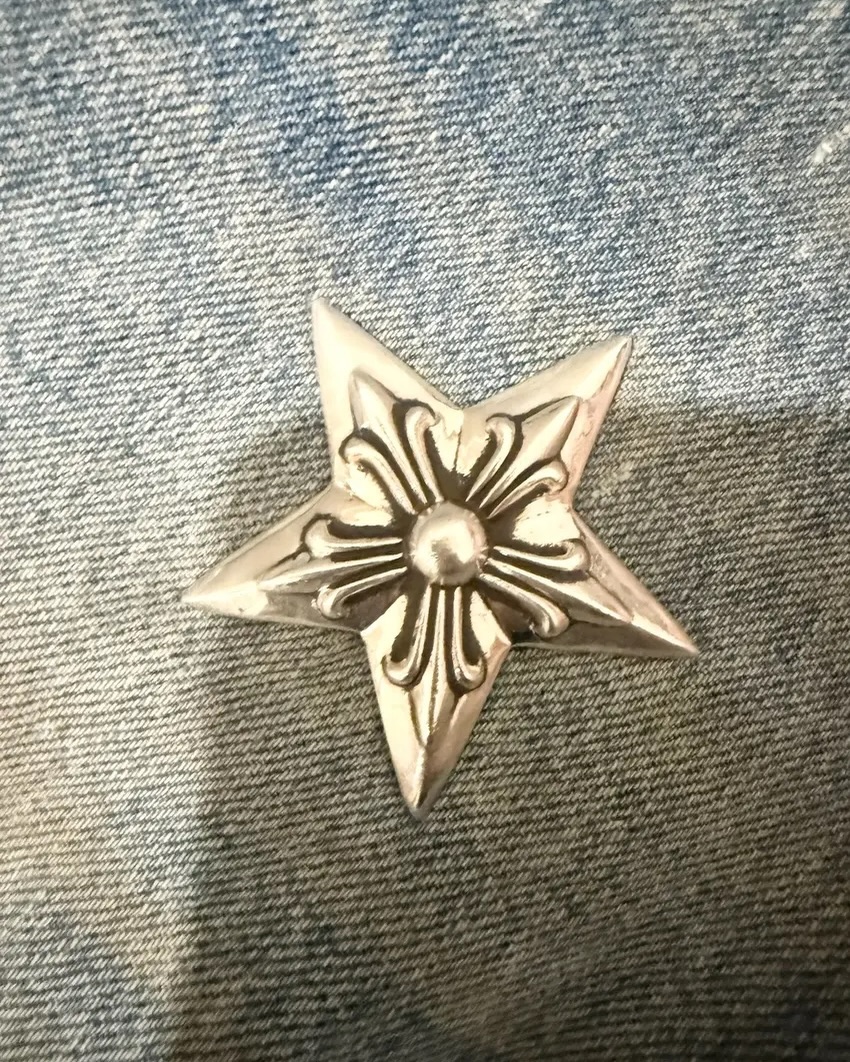 Các chi tiết sắc nét giúp chiếc quần trở lên nổi bật và xứng đáng với giá trị. (Nguồn: Baidu)