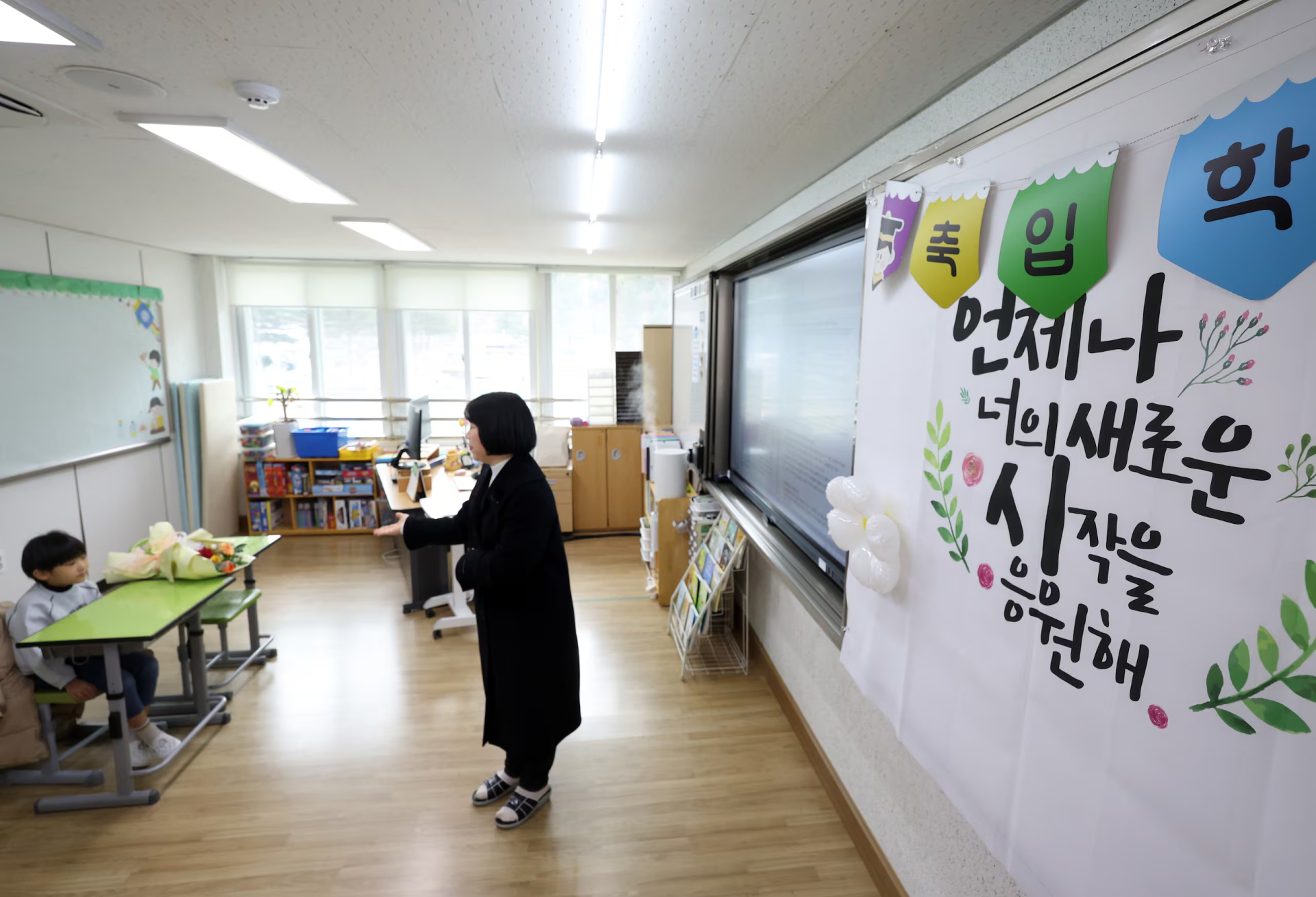   Kang Mo gặp gỡ giáo viên chủ nhiệm trong ngày đầu nhập học. (Ảnh: Yonhap)  