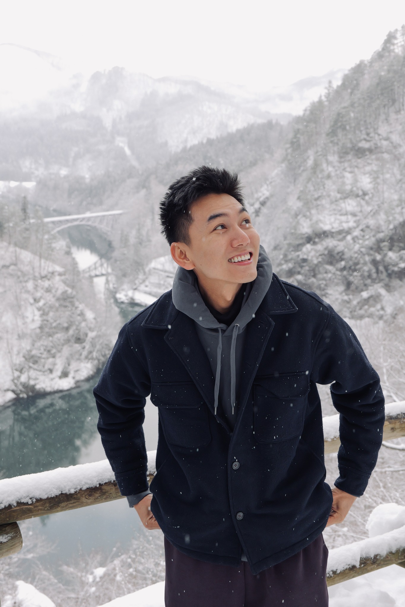 Nam YouTuber sở hữu vẻ ngoài điển trai, gây ấn tượng với chất giọng trầm ấm và phong cách mộc mạc