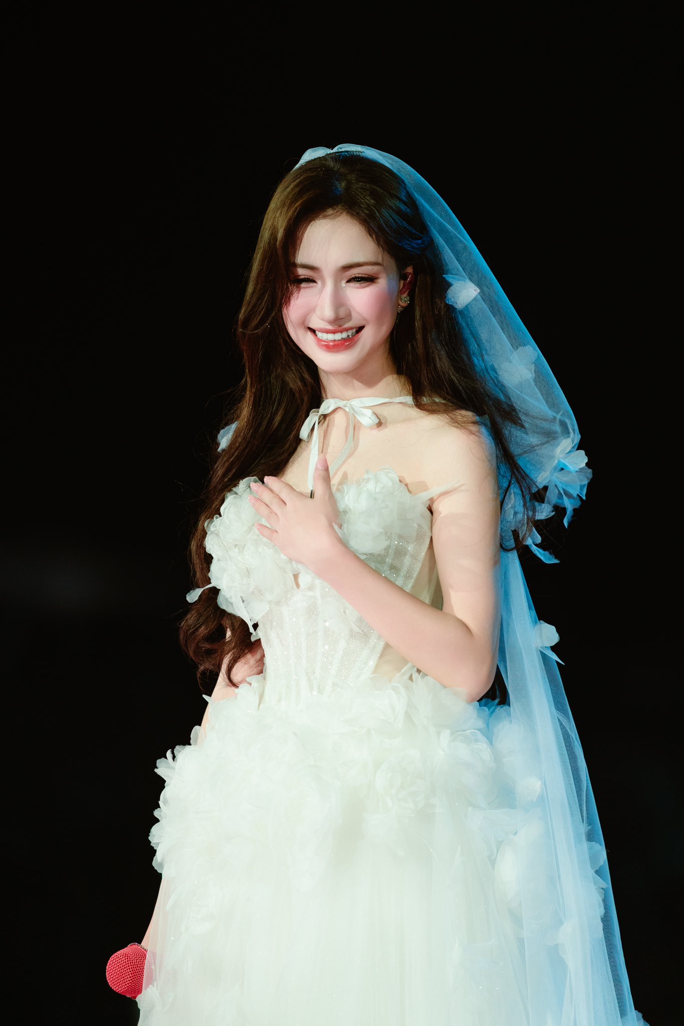 Sau những đổ vỡ, người hâm mộ luôn trông ngóng ngày Hoà Minzy sẽ hạnh phúc trên lễ đường