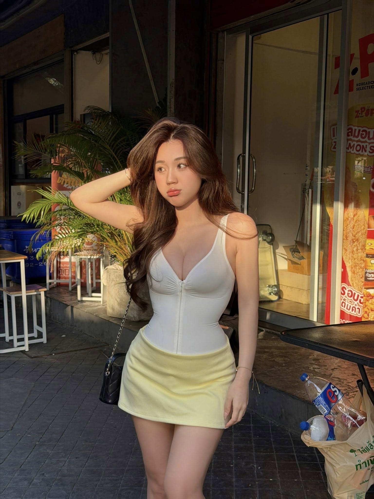  Danh tính gái xinh tạo dáng chụp ảnh 