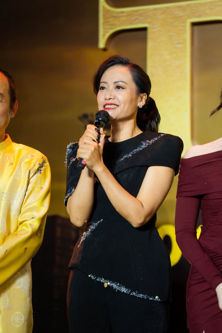 Nữ NSƯT tiết lộ bị u tuyến giáp, nhận liền lúc 9 dự án phim vì sợ không còn nhiều thời gian