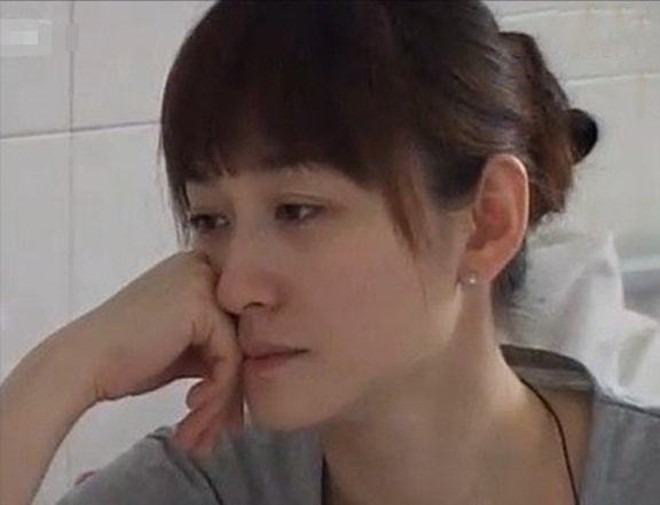 Lý Tiểu Nhiễm bị Tôn Đông Hải khống chế, kiểm soát đời tư. Vì vậy, cô mất quyền tự do, không thể gặp gỡ hay liên lạc với đồng nghiệp và bạn bè thân thiết trong giới. Ảnh: Sohu.