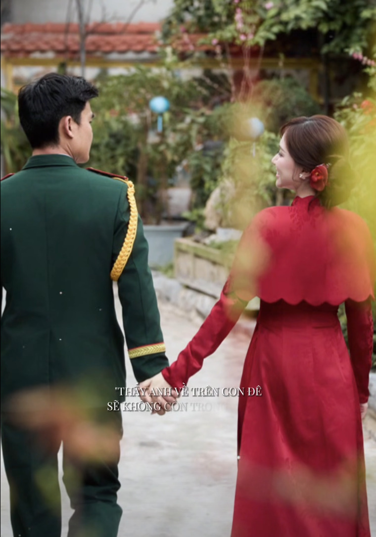 Danh tính của chàng trai nắm tay Hoà Minzy đang khiến dân tình ráo riết truy lùng