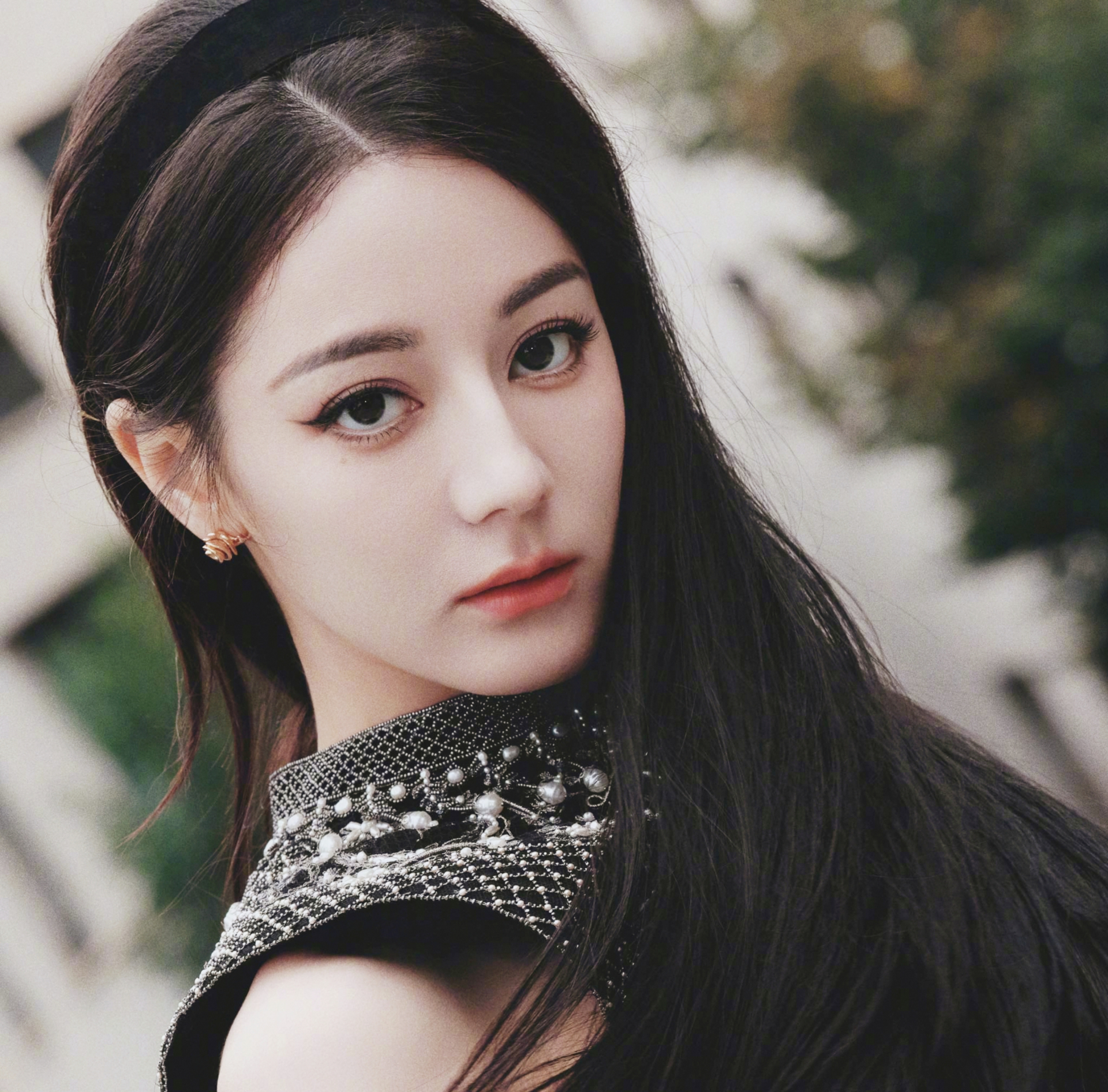 Công ty không đảm bảo an toàn tính mạng cho Địch Lệ Nhiệt Ba khiến người hâm mộ lo lắng xót xa và phẫn nộ