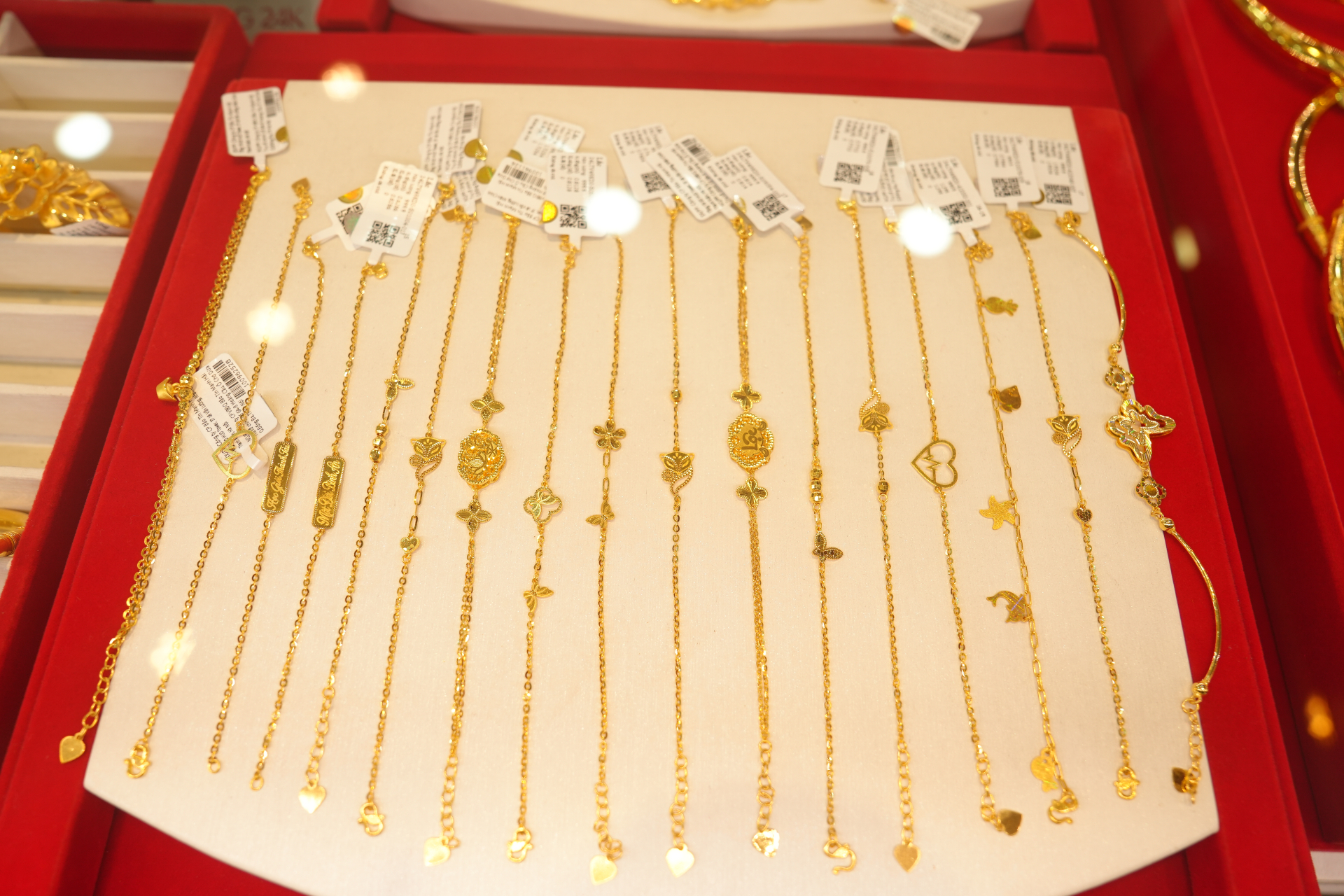 “Anh mua gì cũng được… nhưng phải đúng ý em”: Năm nay tặng vàng thì sao!