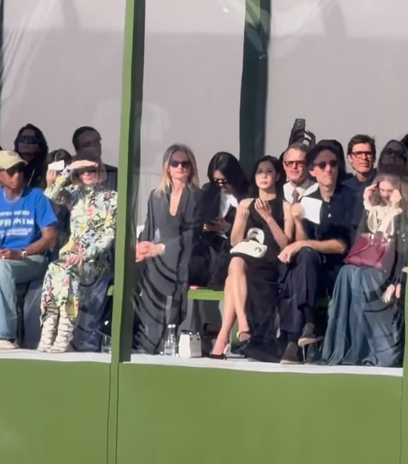 Khung hình đang được các netizen lan truyền, bày tỏ thắc mắc: Liệu chỗ trống bên cạnh Jisoo có lẽ nào đã được sắp xếp cho Địch Lệ Nhiệt Ba (Ảnh X).