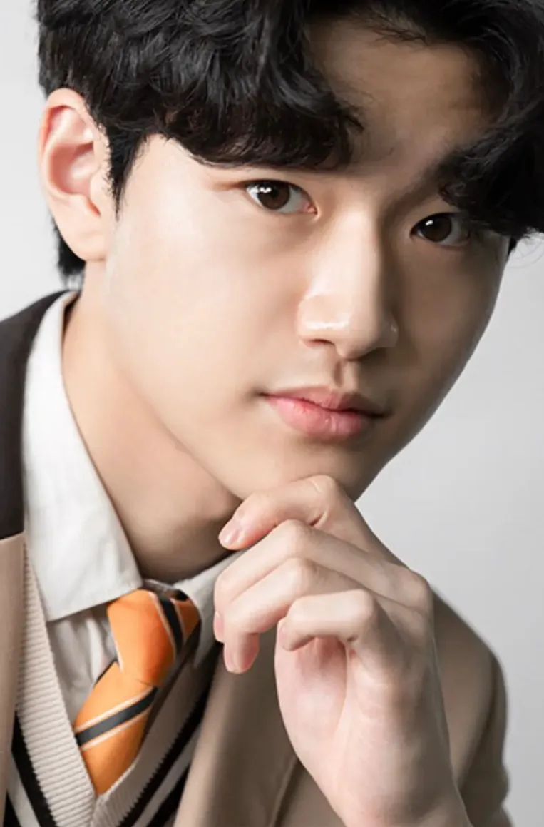 Lee Tak Soo thích 2 cô gái cùng 1 lúc trong show hẹn hò My Child’s Romance. Ảnh: Naver