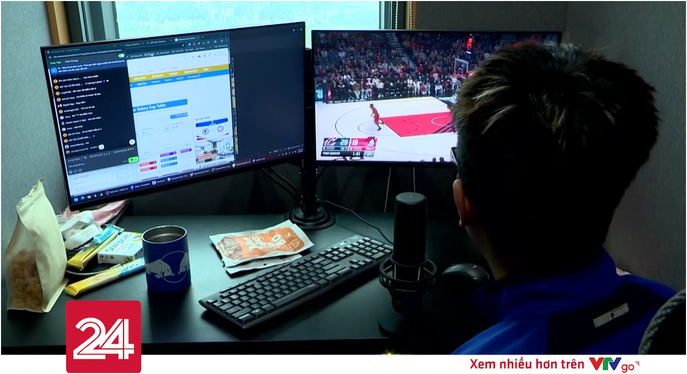 Mỗi bàn làm việc được chung cấp hai máy tính, thiết bị thu tiếng. Ảnh chụp màn hình.