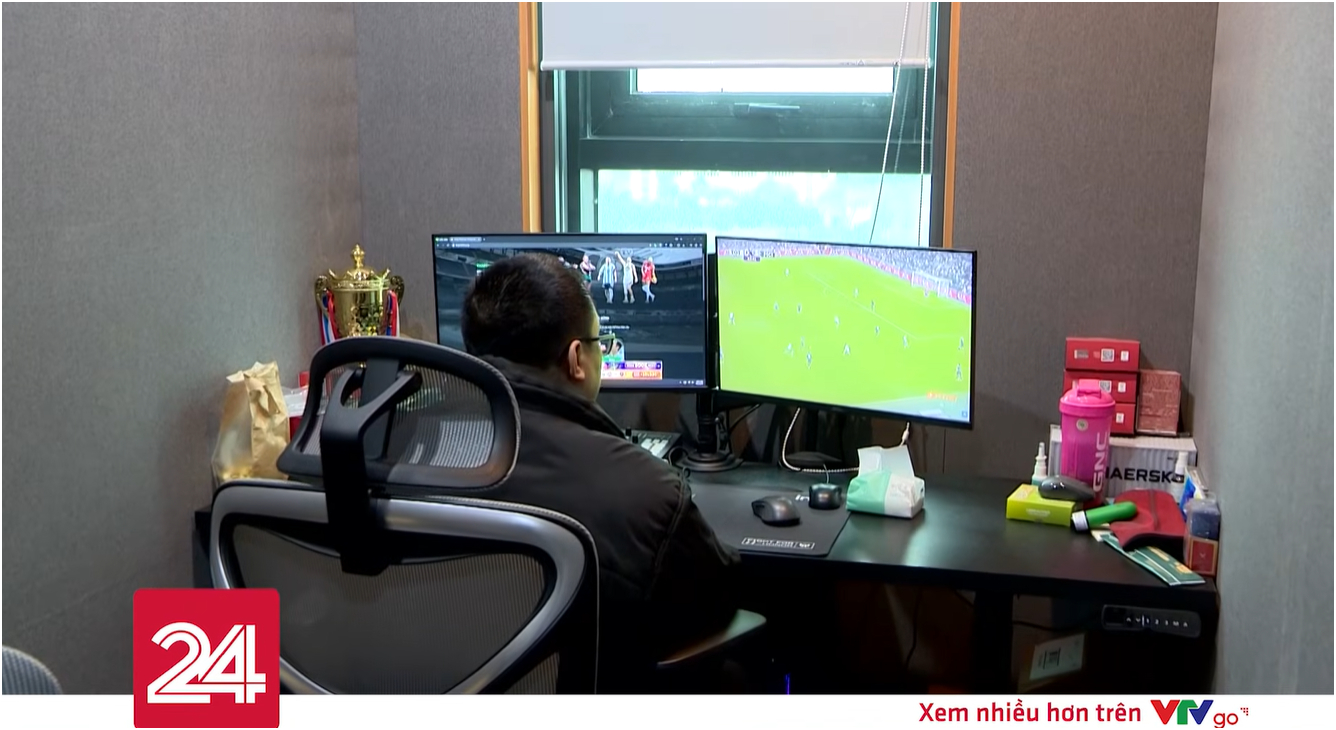 Khu vực phòng thu của các bình luận viên. Ảnh chụp màn hình.