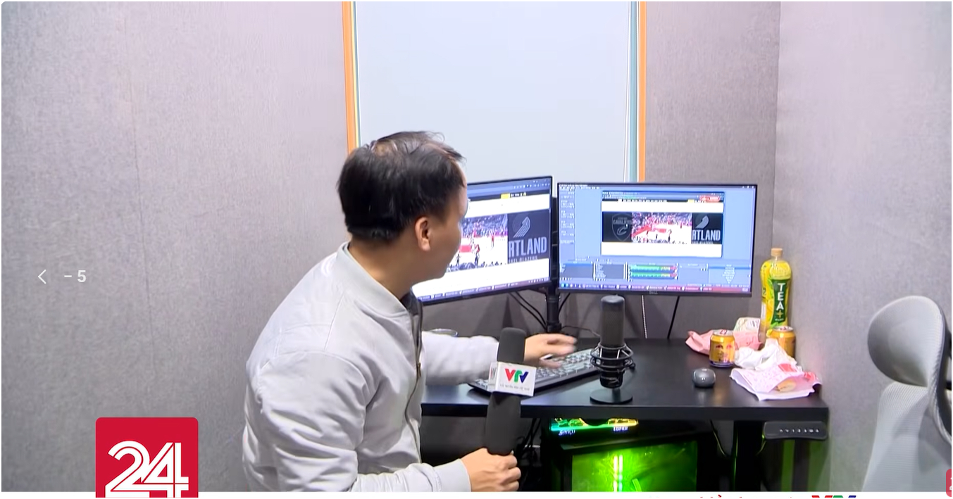 Hình ảnh bên trong cabin - hay còn được gọi là phòng thu của các BLV Xôi Lạc TV, clip do VTV24 ghi nhận. Ảnh chụp màn hình.