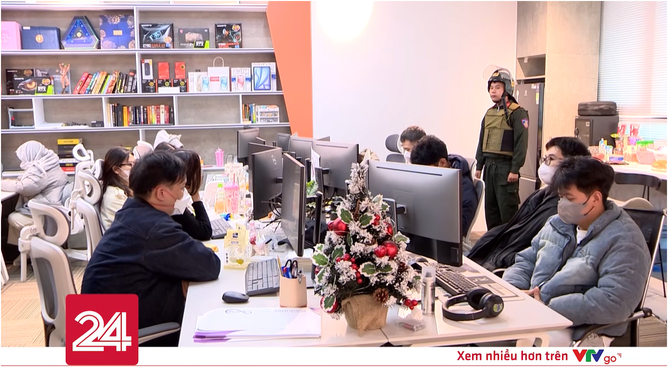 Không gian làm việc được bố trí nhiều loại máy tính. Ảnh chụp màn hình.