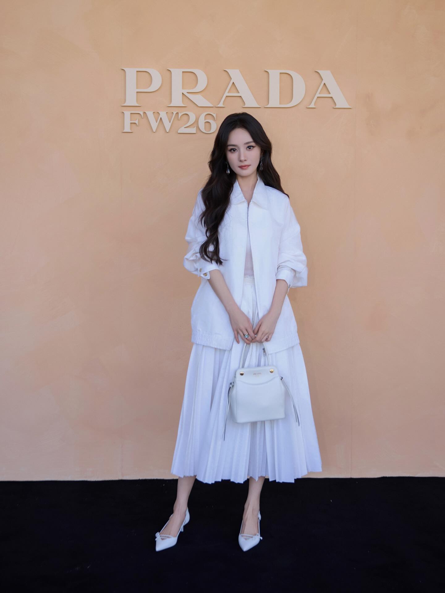 Sau khi kết thúc hợp đồng với LOEWE, Dương Mịch đang có khởi đầu mới với Prada (Ảnh IGNV).