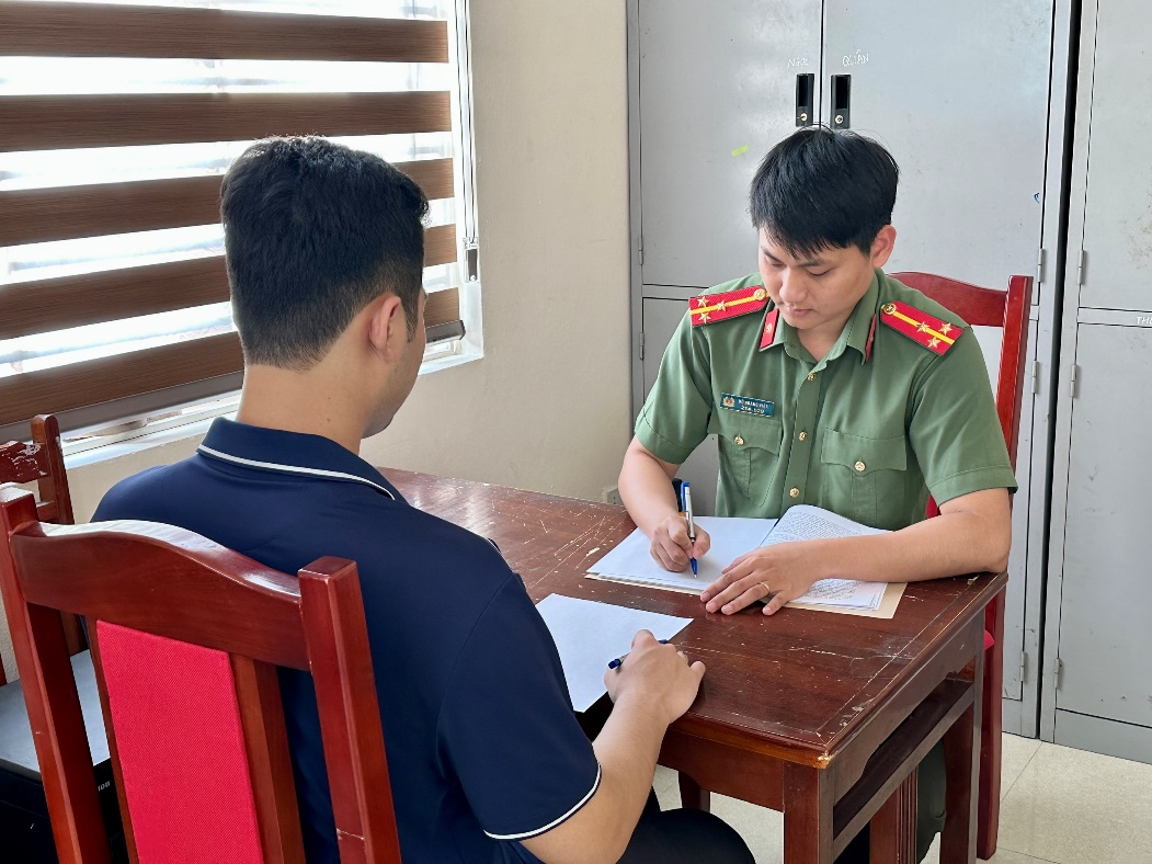 Công an làm việc với các đối tượng