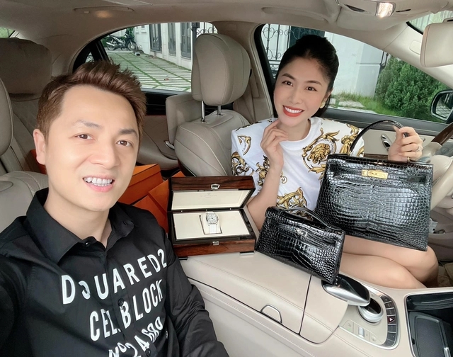 Vào năm 2022, nhân sinh nhật Thủy Anh, nam ca sĩ tặng vợ 2 túi Hermes, 1 đồng hồ kim cương lên tới hơn 5 tỷ đồng