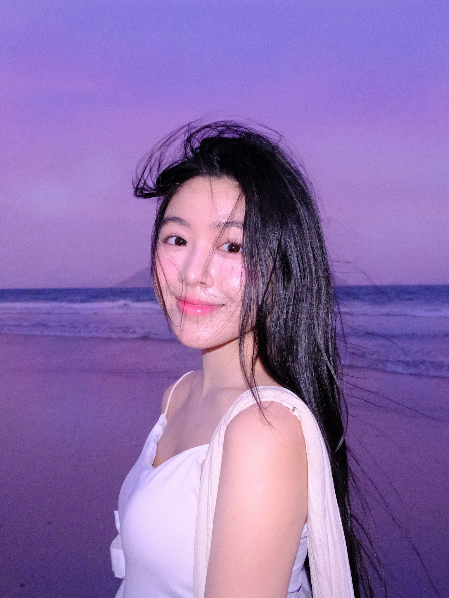 Loạt ảnh đi biển của Lọ Lem khiến cõi mạng 