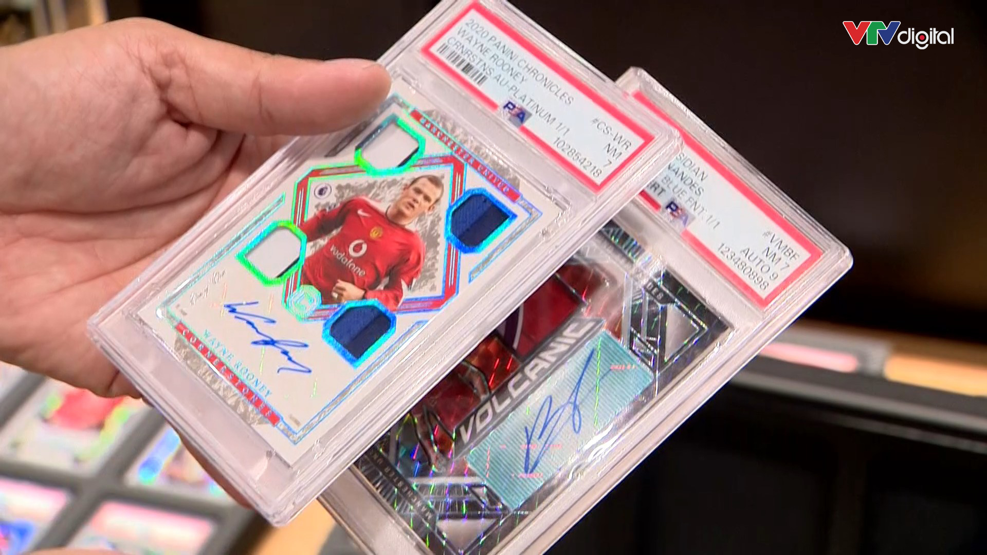 Một “kho báu” bên trong trụ sở Xôi Lạc TV được lồng khung, đóng kính cẩn thận